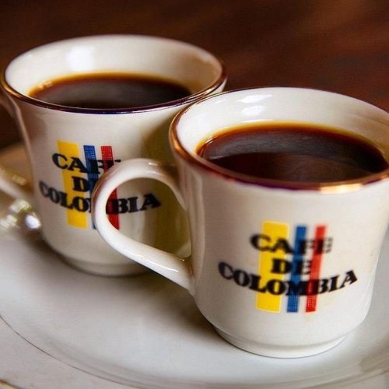 Traditional Colombian drinks including tinto coffee and tropical juices